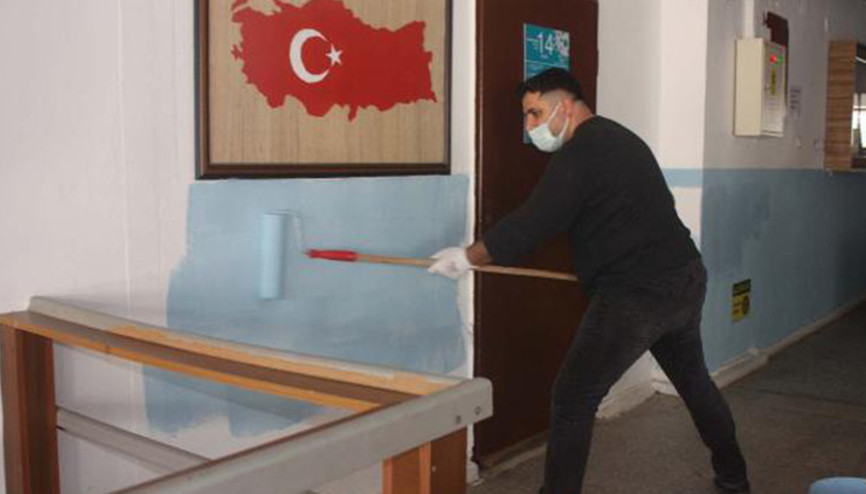 Müdür yardımcısı, görevli olduğu Halk Eğitim Merkezini boyadı