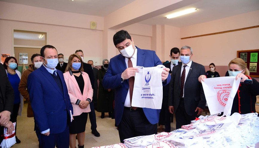 Çantam kolumda tabiat yolunda