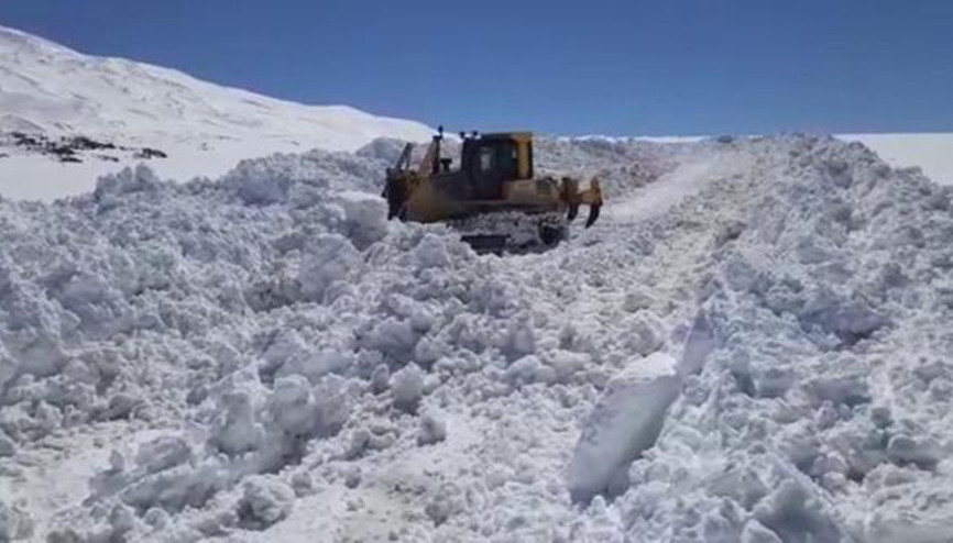 Çığ tehlikesine rağmen köy yollarını ulaşıma açtılar
