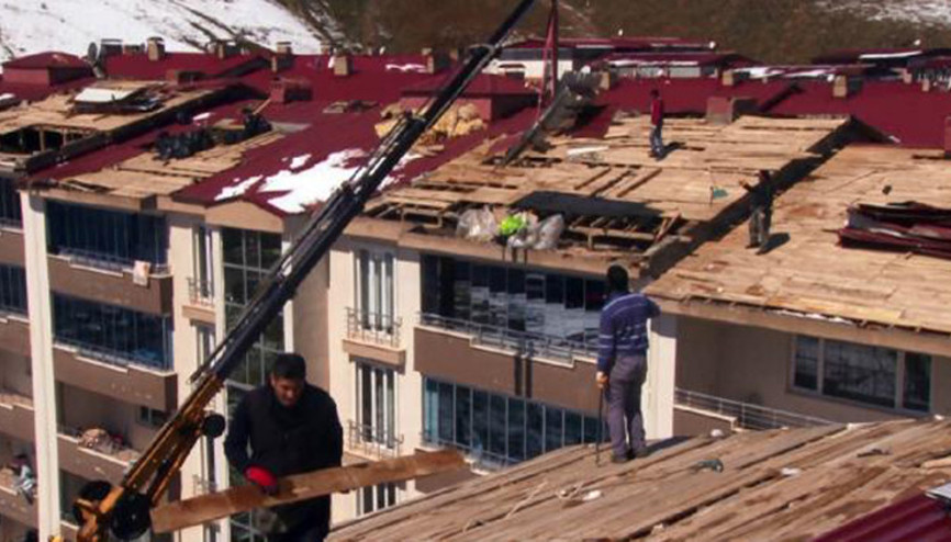 Muşta, fırtınada uçan çatılara onarım