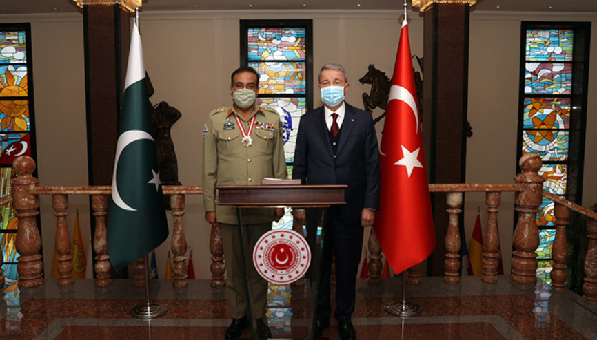 Bakan Akar ile Pakistan Genelkurmay Başkanı görüştü