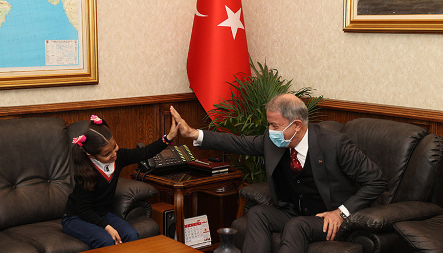 Bakan Akar ile minik Hira arasında dikkat çeken diyaloglar