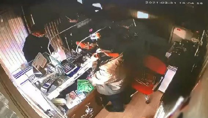 Telefon dolandırıcılarının altınları bozdurma anı kamerada