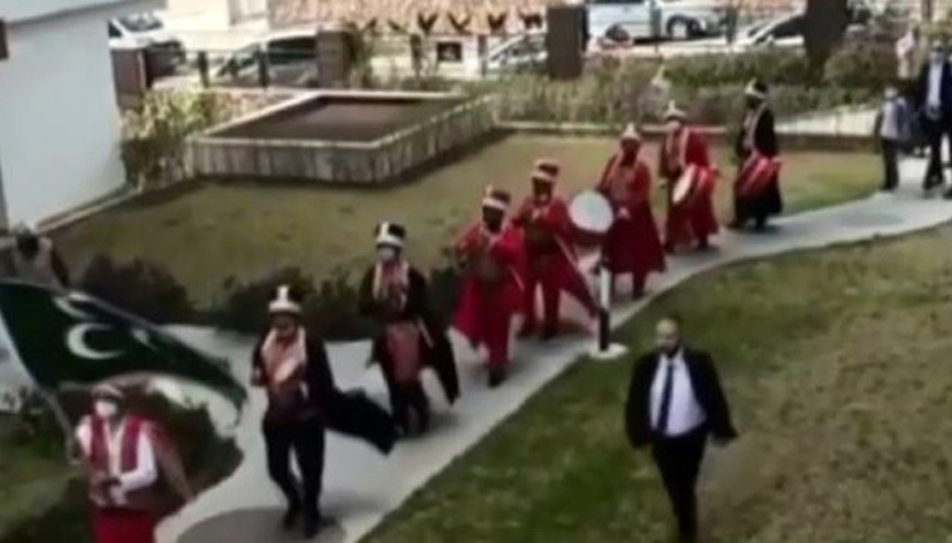 Antalyada pes dedirten görüntü Mehteranla gelin almaya gittiler