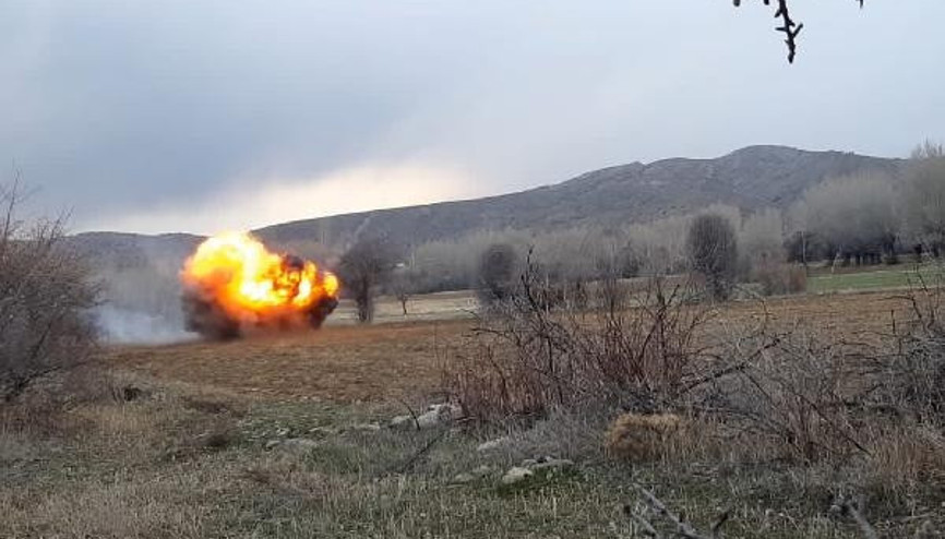 Çiftçinin tarlada bulduğu aydınlatma havanı imha edildi