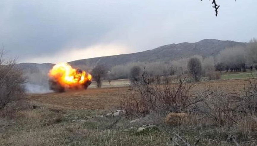 Çiftçinin tarlada bulduğu aydınlatma havanı imha edildi