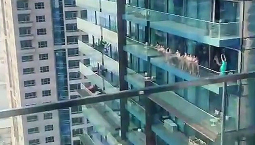Dubaide gökdelende çıplak poz veren bir grup kadına gözaltı