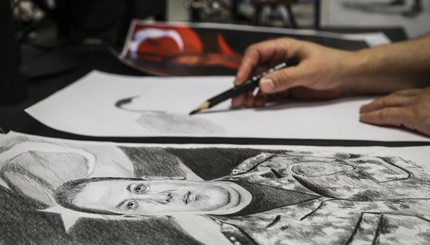 51 şehidin portresini çiziyor