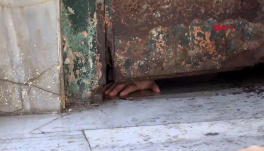 Tuvalette mahsur kalan yaşlı adam böyle kurtarıldı