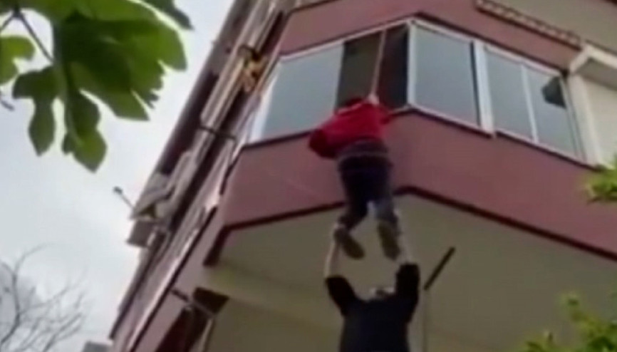 Anahtarı evde unuttu, komşuları halatla balkondan içeri böyle sarkıttı