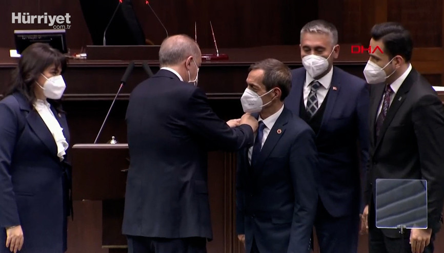 CHPden ayrılıp AK Partiye katılan Nejat Öndere rozet takıldı