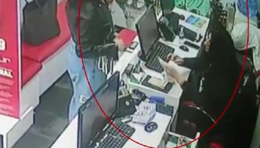 İran uyruklu kadınların tırnakçılık yöntemiyle hırsızlık anı kamerada