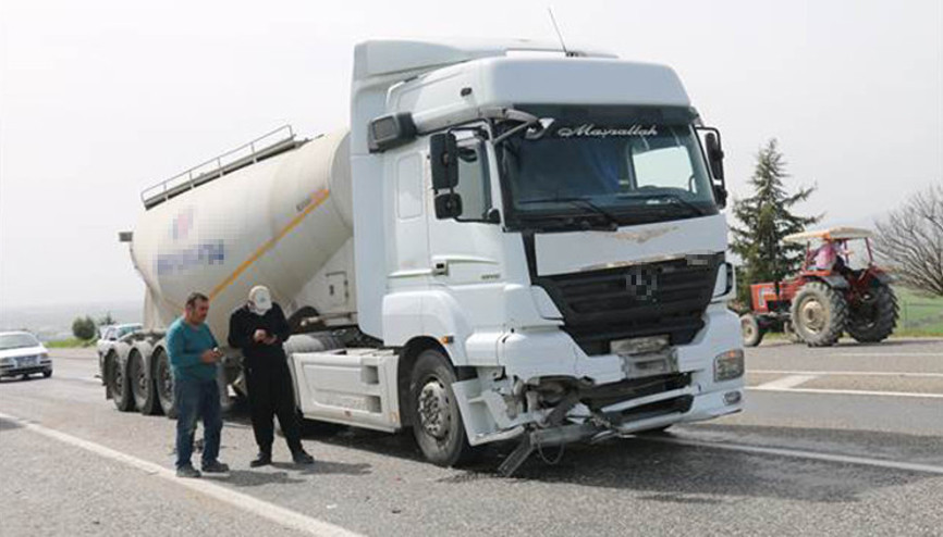 Adıyamanda tır ile hafif ticari araç çarpıştı: 4 yaralı