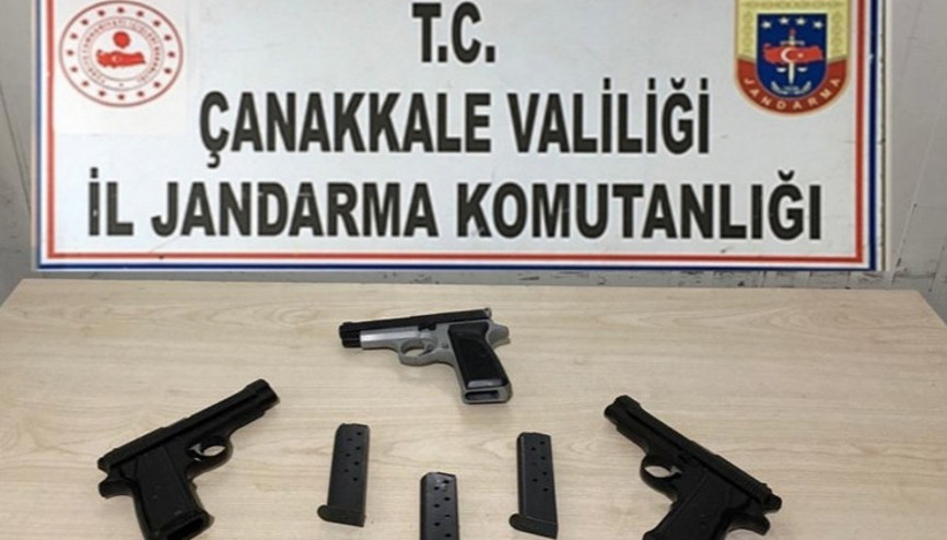 Çanakkalede otomobilde 3 ruhsatsız tabanca ele geçirildi