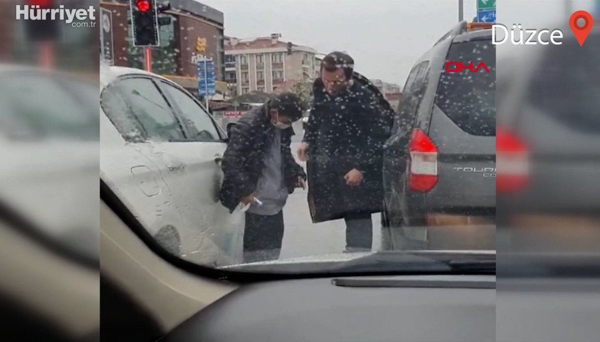 Montunu mendil satan çocuğa verdi O anları bir sürücü görüntüledi Montunu mendil satan çocuğa verdi O anları bir sürücü görüntüledi