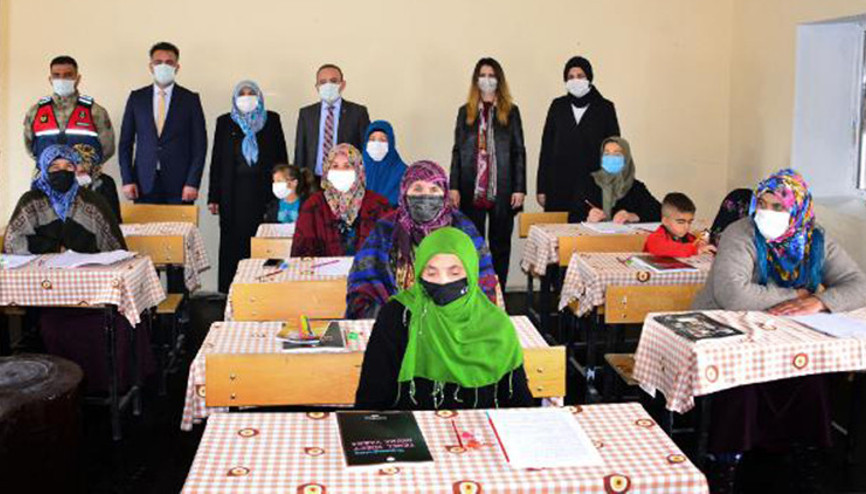 Kadın muhtar, köyünde hemcinsleri için okuma yazma kursu açtırdı