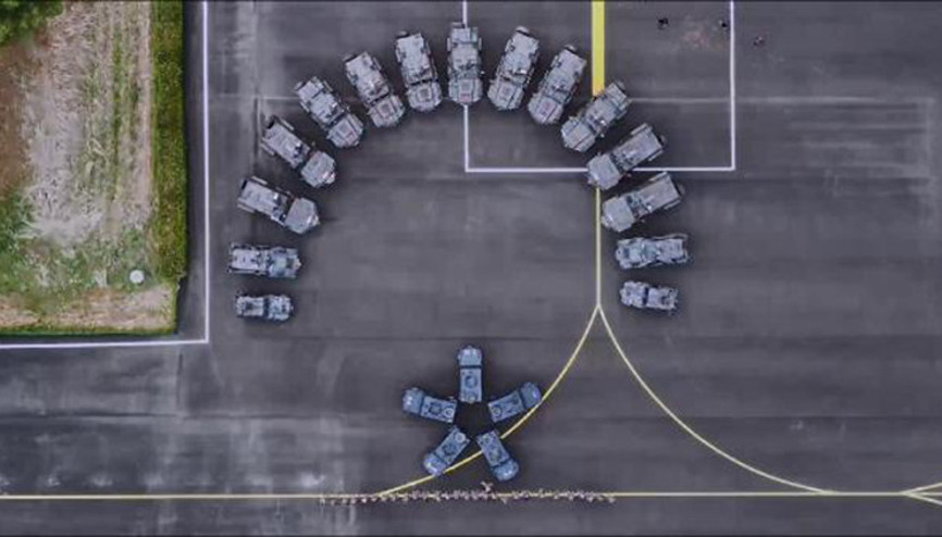 Diyarbakır polisinden zırhlı araçlarla ay yıldız gösterisi