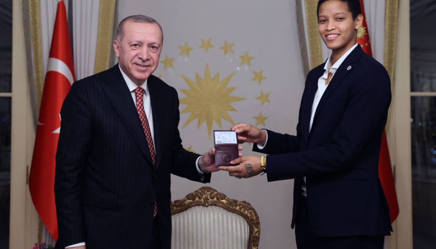 Fenerbahçe’nin Kübalı oyuncusu Vargas, Türk vatandaşlığına geçti