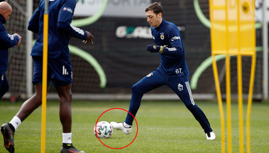 Mesut Özil, kendi tasarladığı M10 marka kramponlarıyla sahada olacak