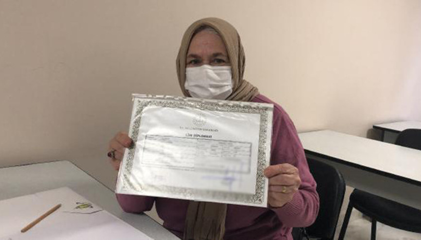 75 yaşında liseyi bitirdi, üniversiteye hazırlanıyor