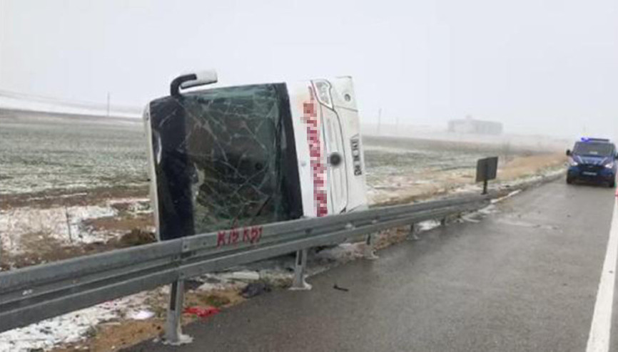 Kırşehirde yolcu otobüsü devrildi: 13 yaralı