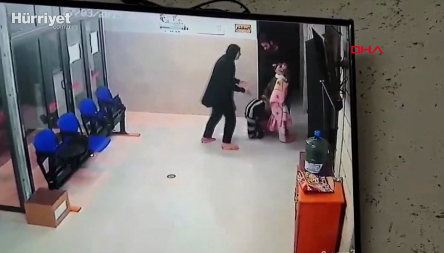 Anne ve babanın çaresiz anları Sonunda doktorun ayaklarına kapandı...