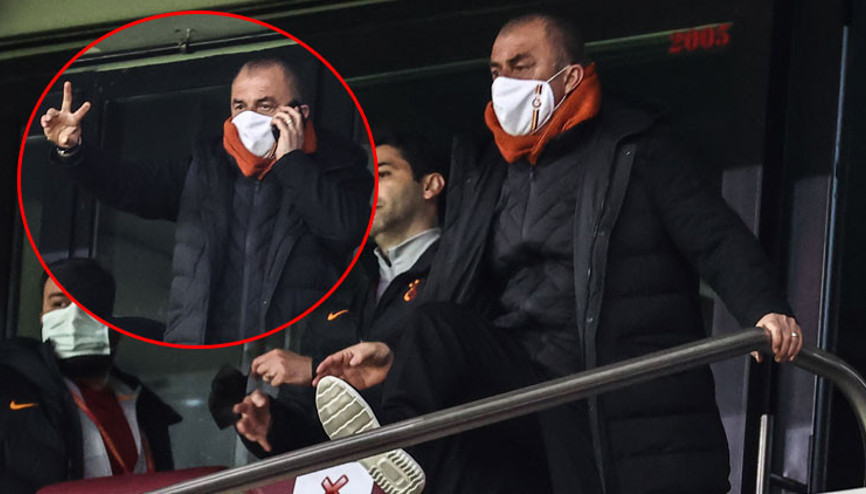 Galatasaray - Karagümrük maçında dikkat çeken fotoğraf Fatih Terim telefonla...