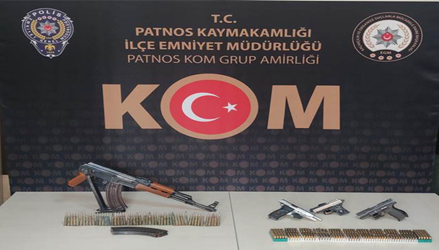 Ağrıda bir evde 3 tabanca, 1 kalaşnikof tüfek ve çok sayıda fişek ele geçirildi