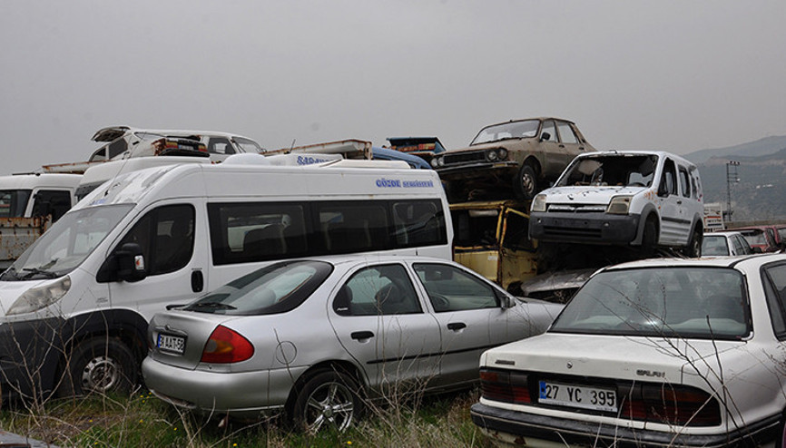 Yediemin otoparklarında milyonlarca liralık araçlar çürüyor