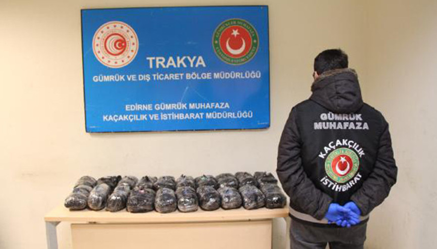 Kapıkulede, TIR çekicisine gizlenen 208 bin uyuşturucu hap ele geçirildi