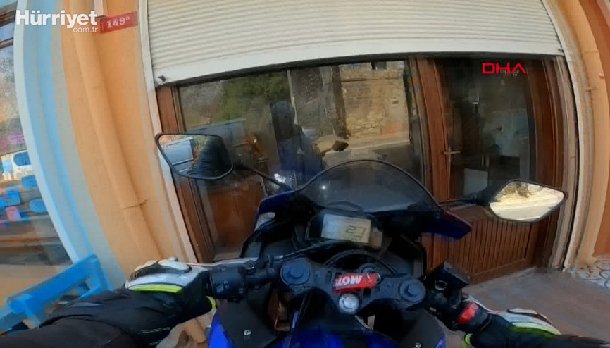 Motosikletin iş yerine girdiği kaza anı kamerada