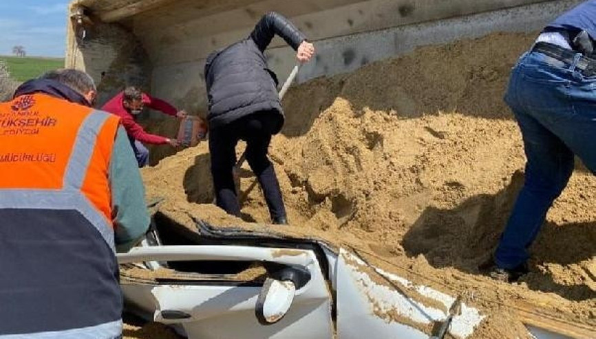 TEMde feci kaza Kum yüklü TIR, otomobilin üzerine devrildi