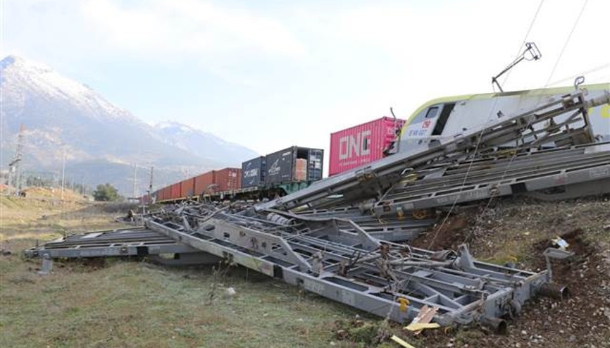 Adananın Pozantı ilçesinde 2 yük treni çarpıştı