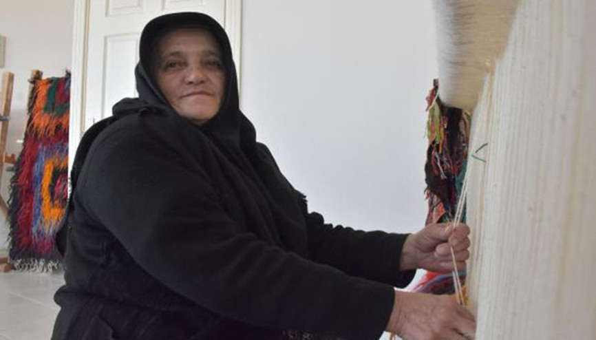 Çeyizinden kalma tülüce kilimini satıp, hacca gitmek istiyor