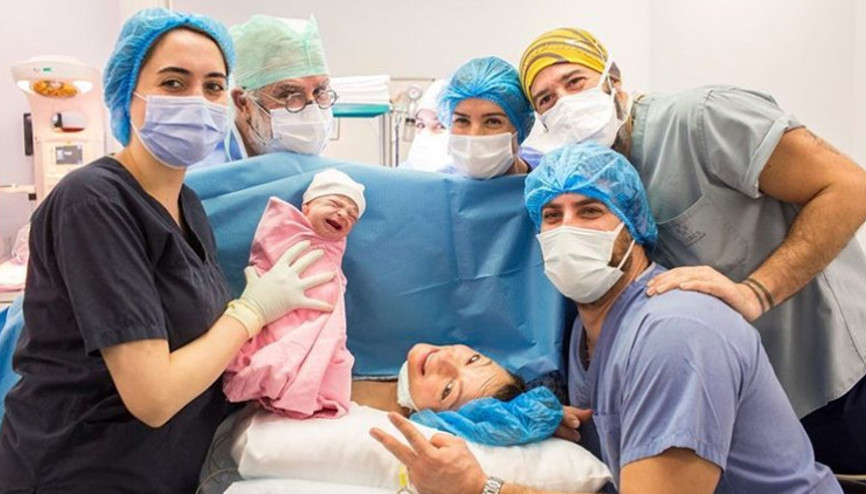 Özge Özder, kızı Lunanın doğum fotoğrafını paylaştı... İşte o an