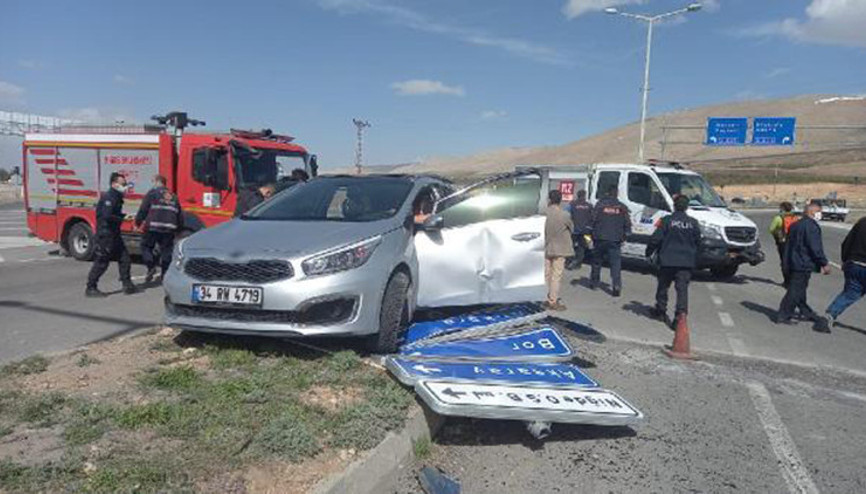 Niğdede otomobil ile kamyon çarpıştı: 5 yaralı