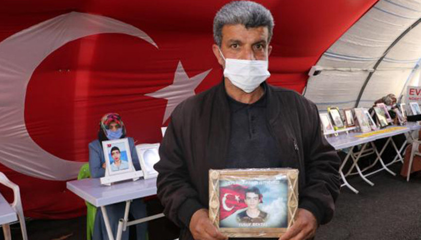 HDP önünde eylem yapan baba: Evladımızı almadan gitmeyeceğiz HDP önünde eylem yapan baba: Evladımızı almadan gitmeyeceğiz
