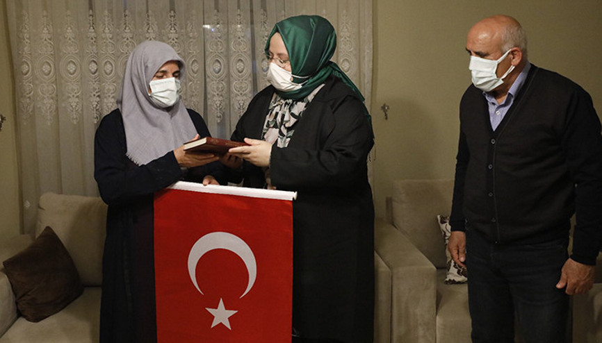 Bakan Selçuktan şehit ailesine ve Kıbrıs gazisine ziyaret