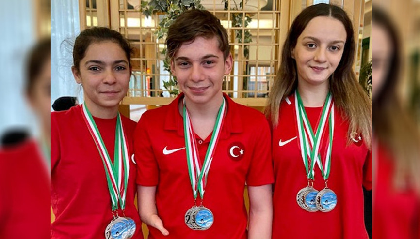 Paralimpik milli yüzücüler Sümeyye Boyacı ve Sevilay Öztürk kürsüye birlikte çıktı