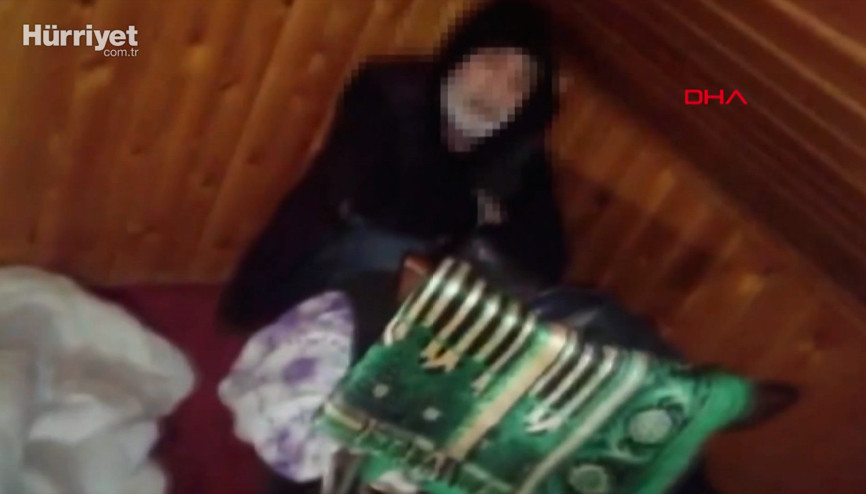 Kahvehanedeki denetimde çarşafın altına gizlendi, polisleri de güldürdü