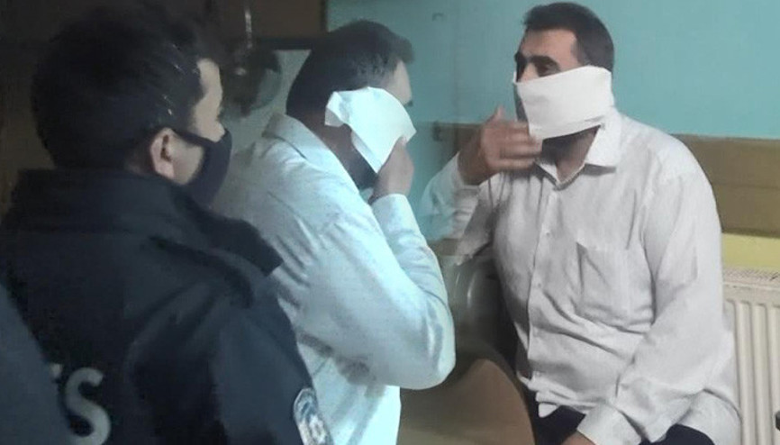 Esenyurtta polis baskınında ilginç anlar Tuvalet kağıdını maske yaptı