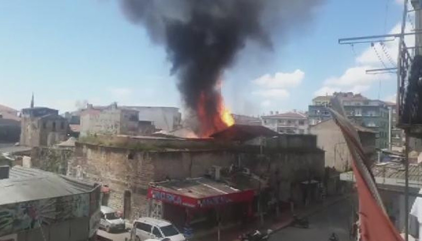 Fatihte Kaçakçılık Şube Müdürlüğüne ait depoda yangın