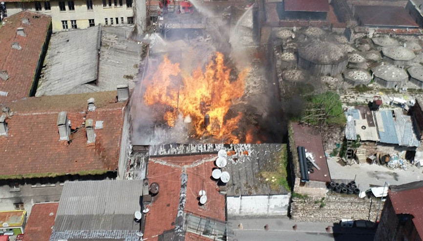 Son dakika... Kumkapıda Emniyetin deposunda büyük yangın Son dakika... Kumkapıda Emniyetin deposunda büyük yangın