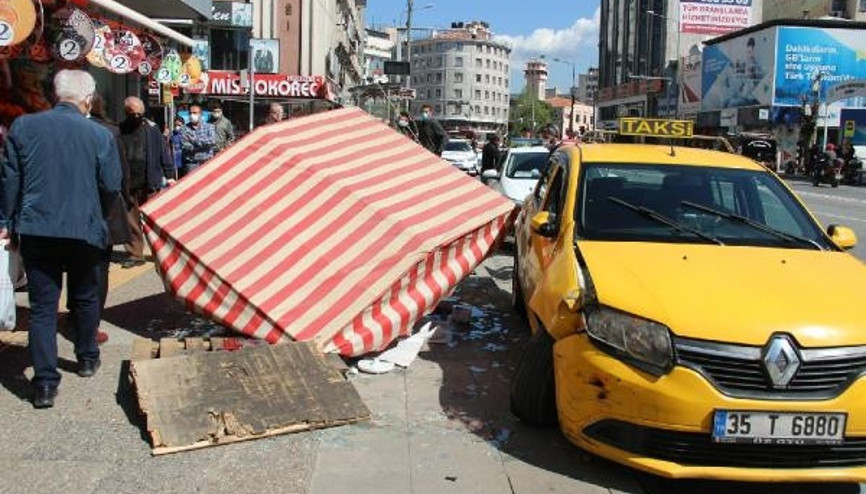 Otomobille çarpışan taksi simit tezgahına daldı; kaza anı kamerada