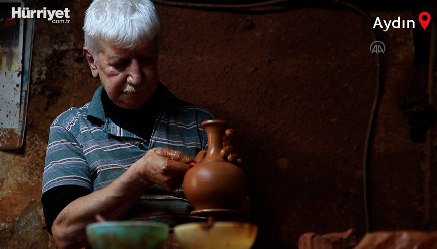 Asırlık atölyede ilk günkü aşkla çamura şekil veriyor