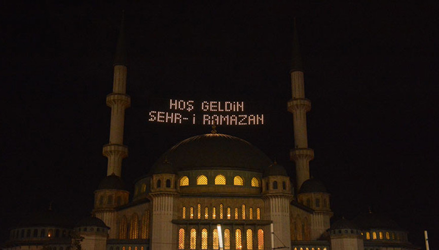 Taksim’de yapımı devam eden camiye ramazan mahyası yakıldı