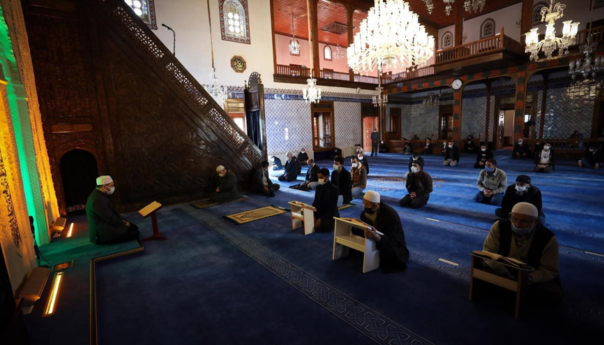 Camilerde mukabele geleneği sürüyor