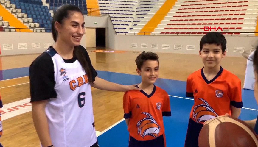 Minik basketbolculardan videolu 23 Nisan kutlaması Minik basketbolculardan videolu 23 Nisan kutlaması