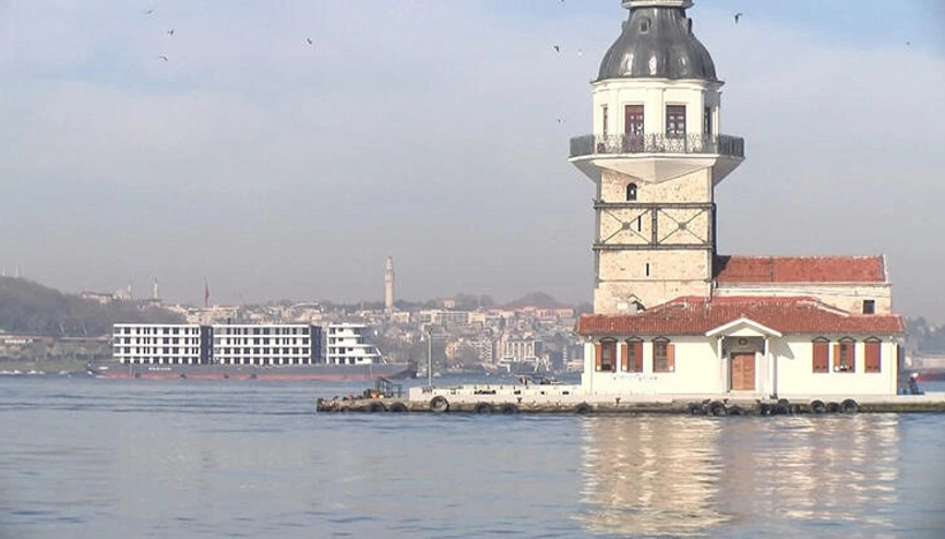 İstanbul Boğazından apartman geçti