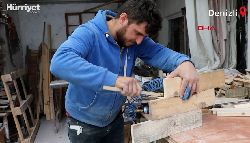 Ahşabı şekillendirip, ihtiyaç sahiplerine hediye ediyor